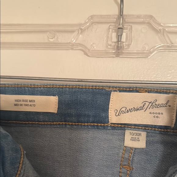 Universal Thread Blue Jean Shorts Distressed Cut-Off - Picture 2 of 3